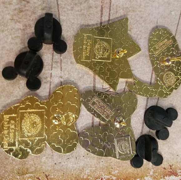 Set of four hat Disney pins - Picture 2 of 2
